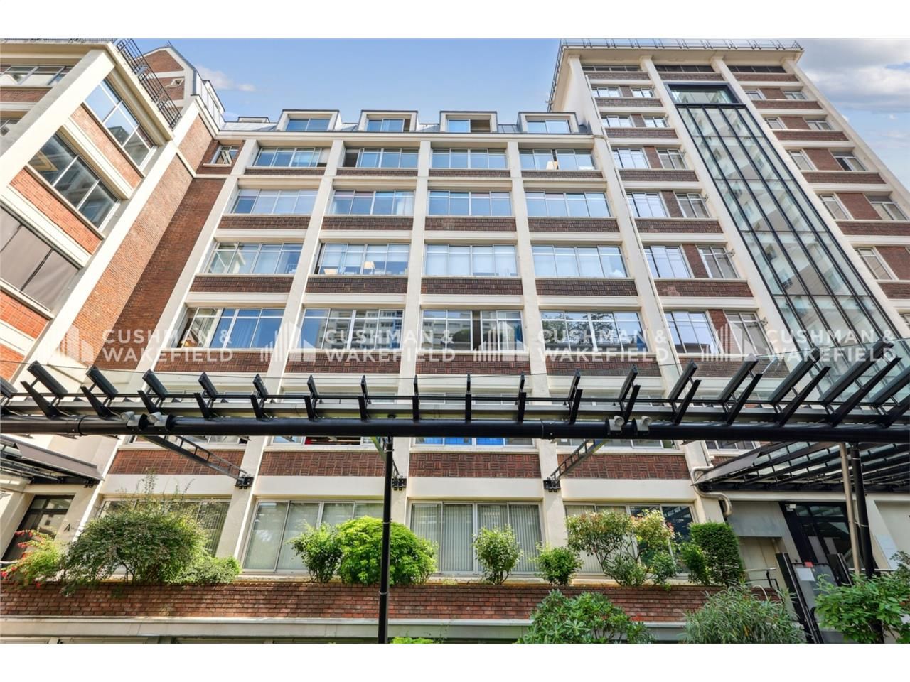 Situé entre Paris et Levallois-Perret, à deux pas