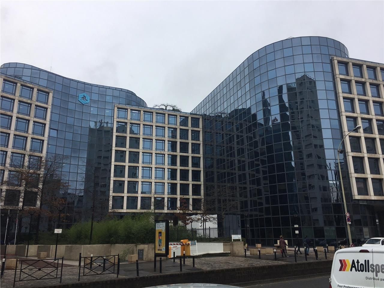 À Courbevoie, au coeur du quartier d'affaires de 