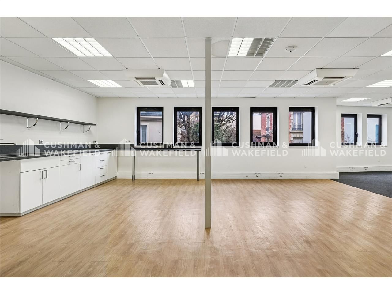 À louer, 247 m² de bureaux situés au 1er étage d'