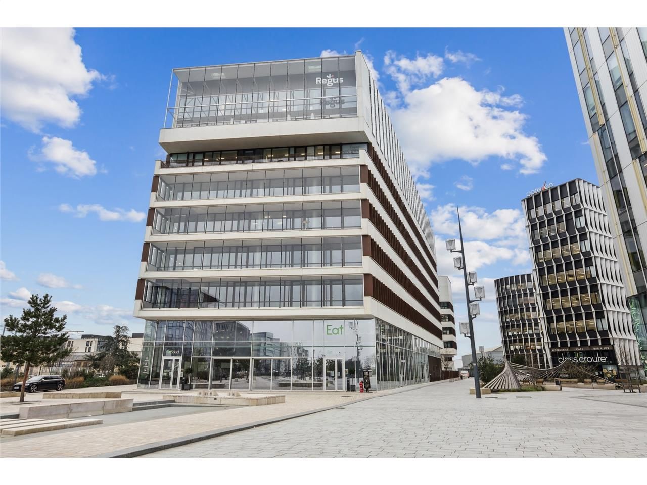 Bel immeuble au pied de la place Makeba et de la 