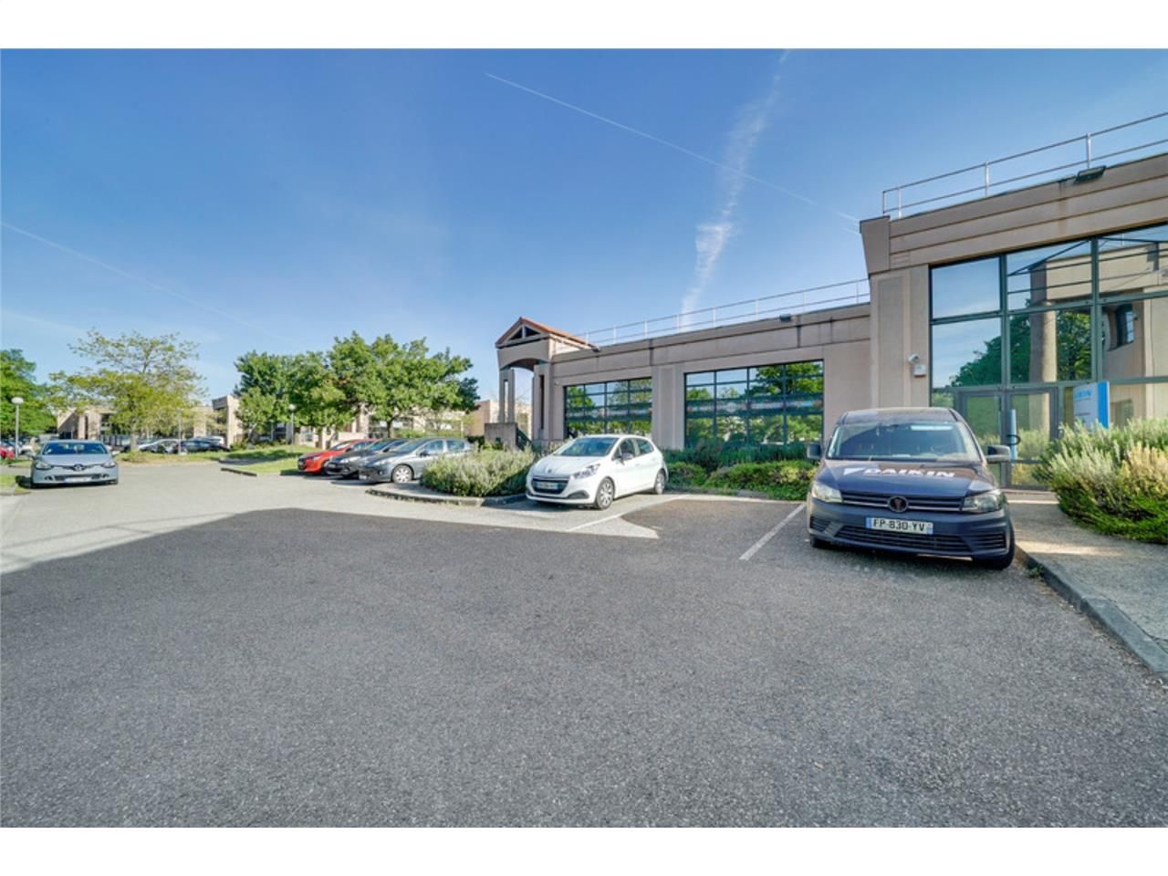 Découvrez ce local d'activités à la location, sit