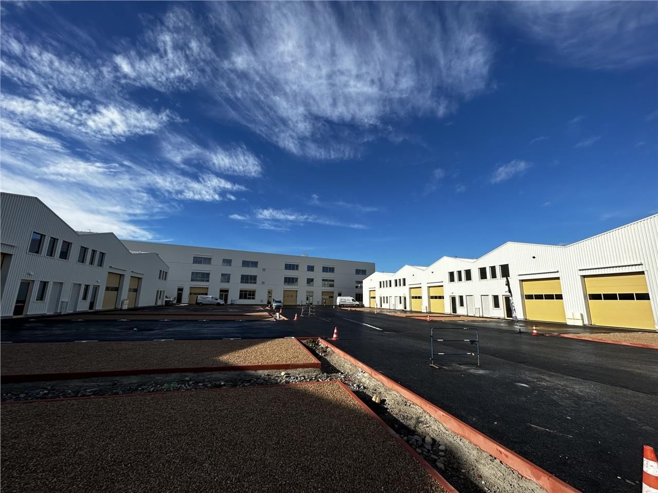 Découvrez ce local d'activités à la location situ