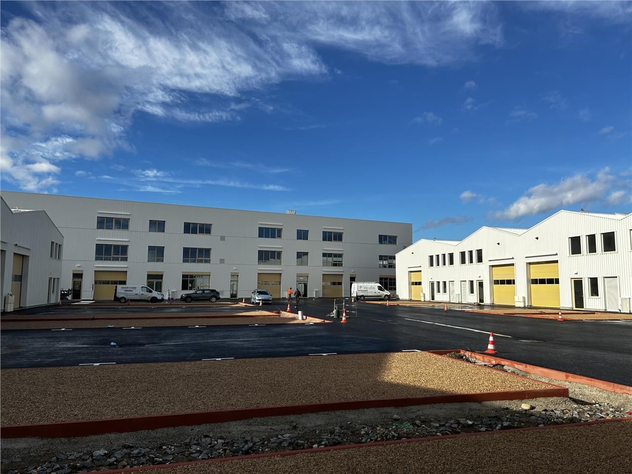 Découvrez ce local d'activités à la location situ