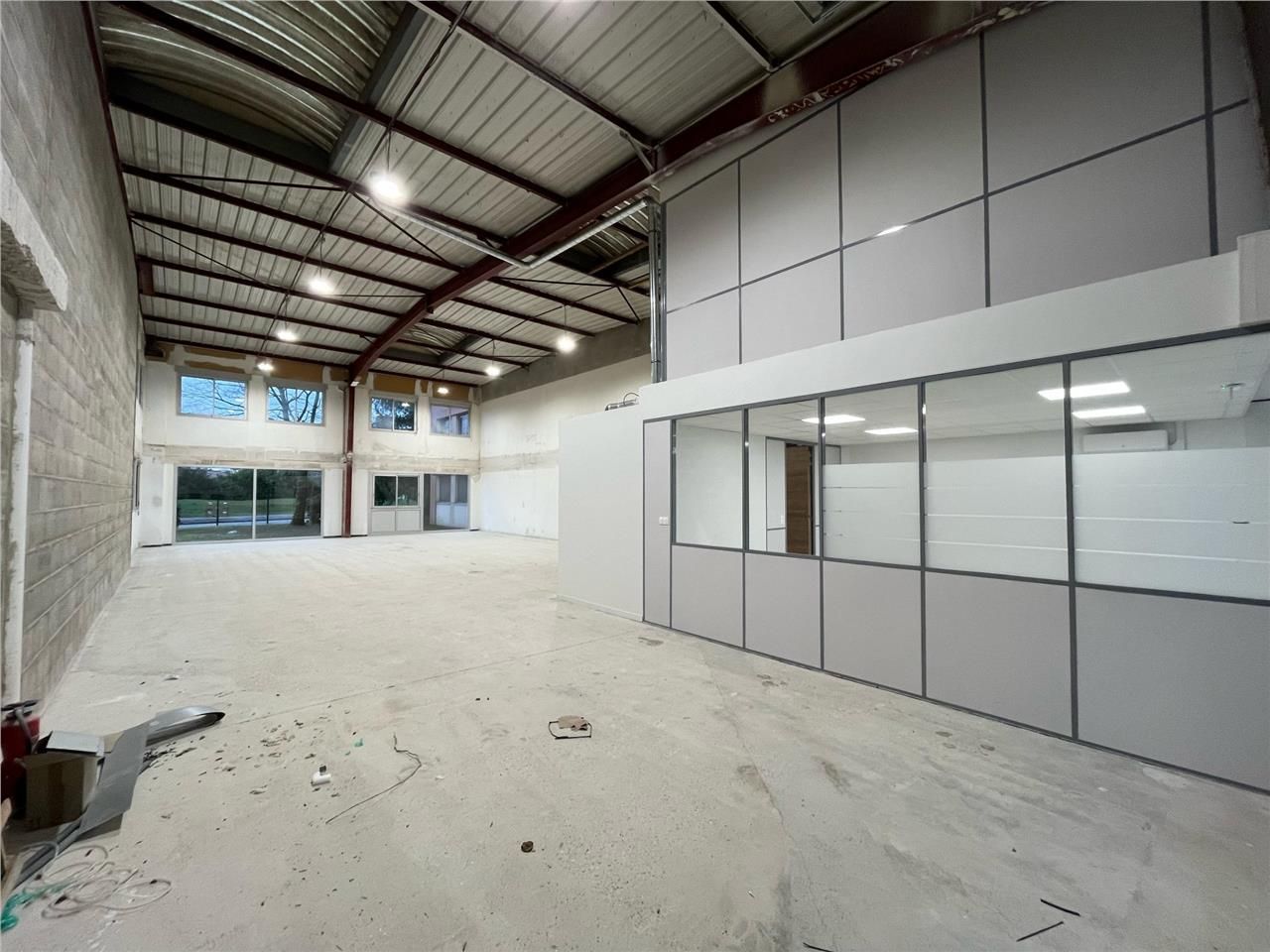 Découvrez ce local d'activités à la location situ