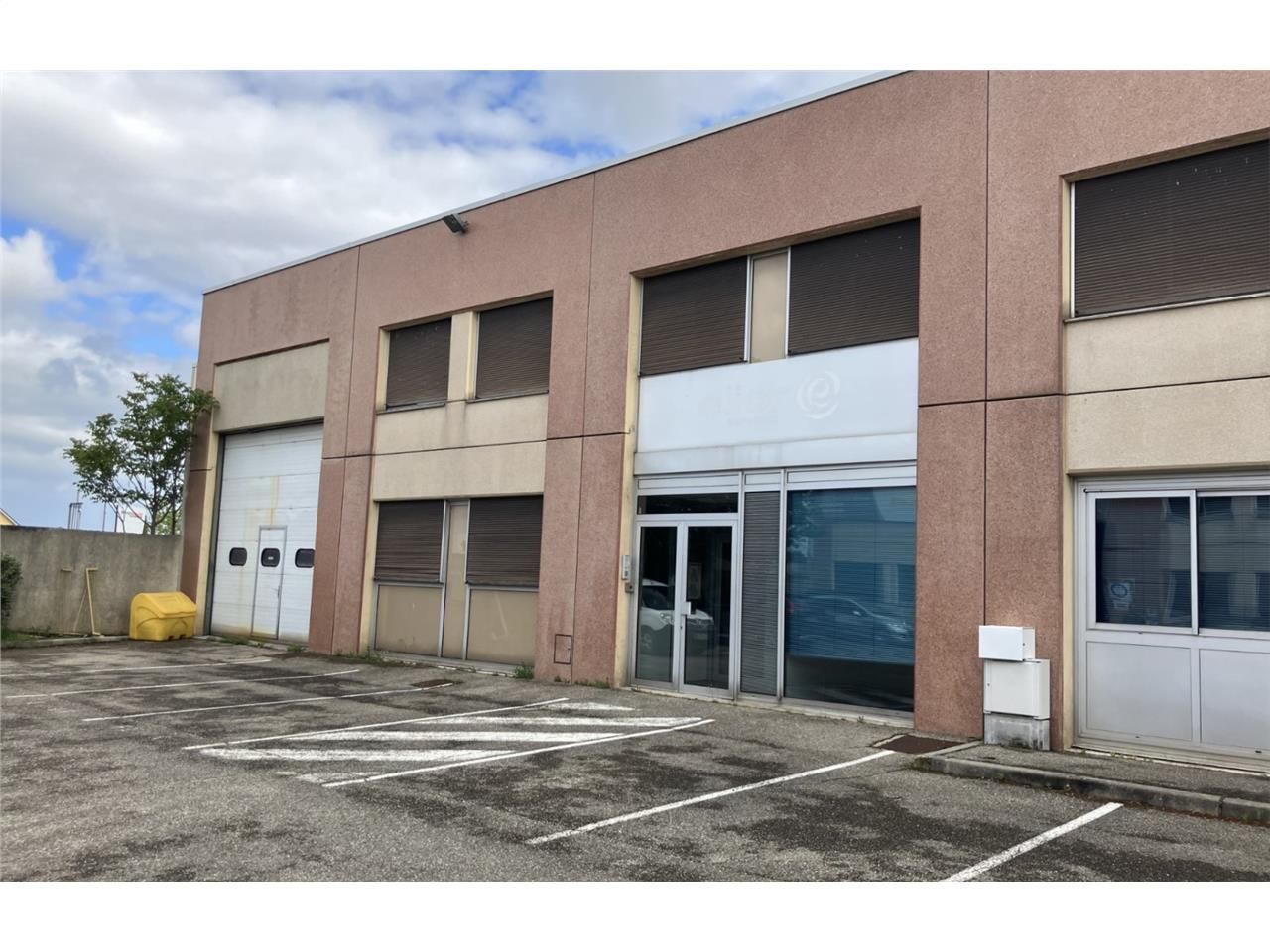 Découvrez ce local d'activités à la location situ