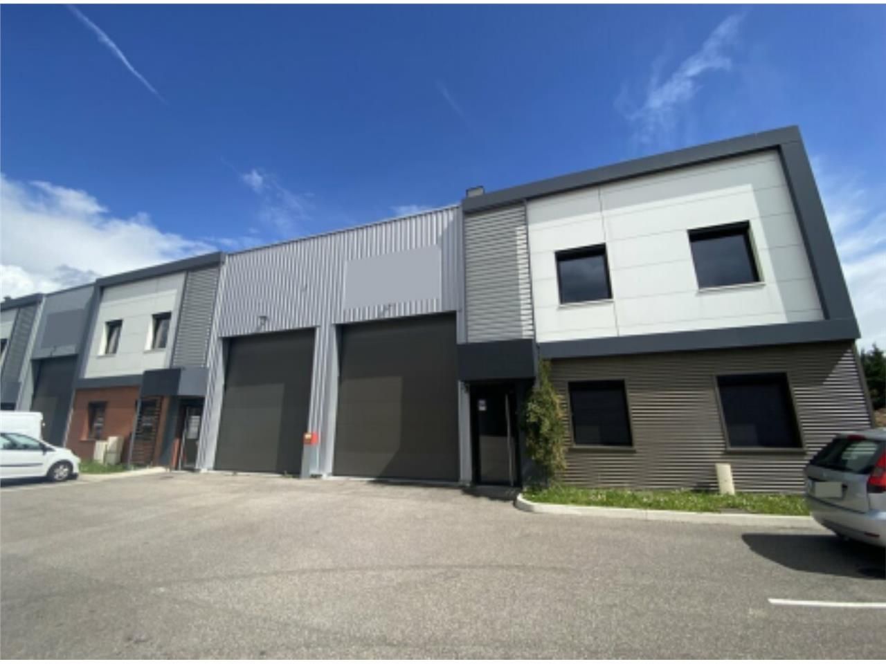 Découvrez ce local d'activités à la location, idé