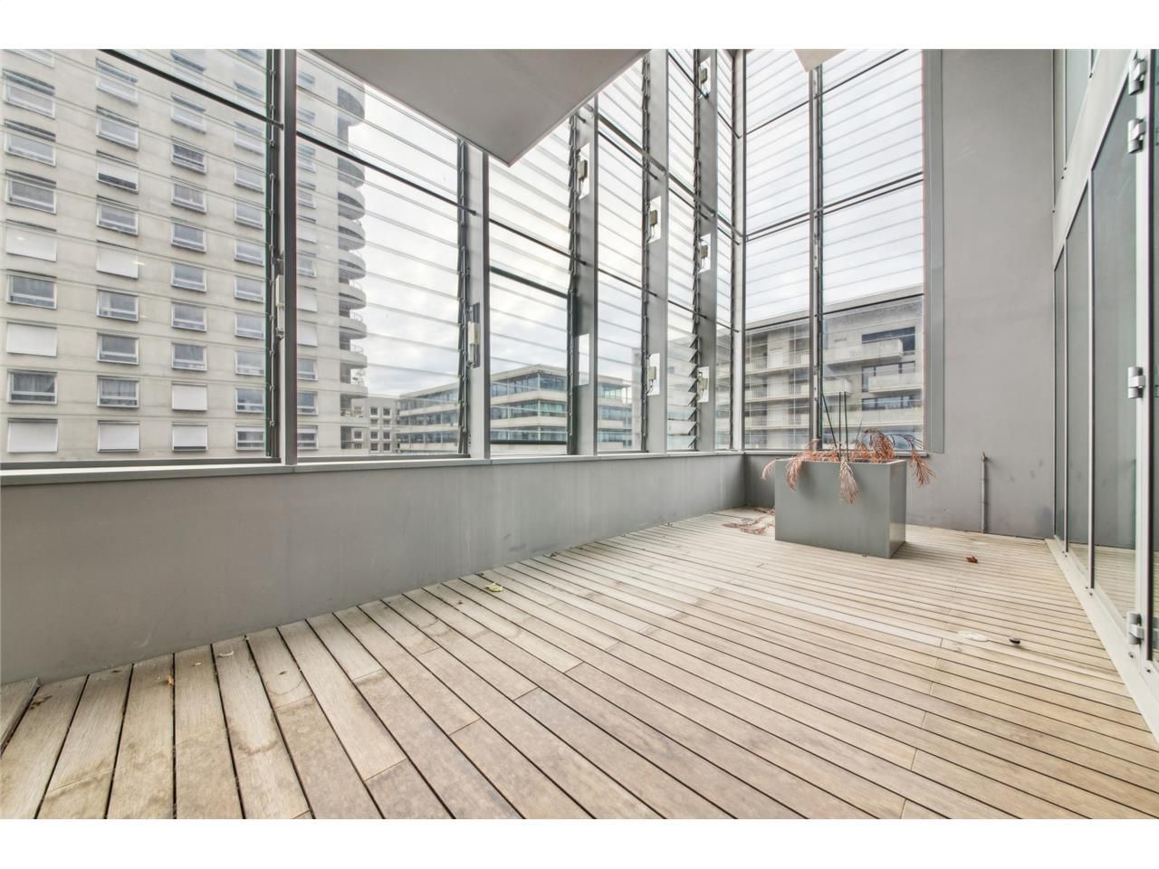 itué au coeur du quartier dynamique de Confluence