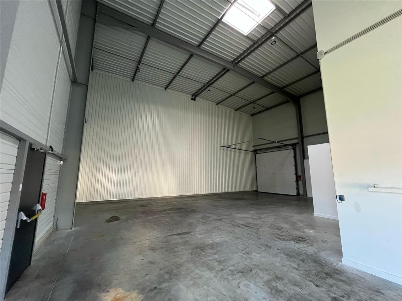 Découvrez ce local d'activités à la location situ