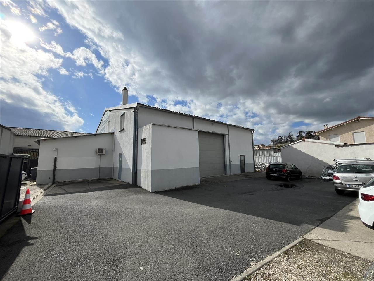 Découvrez ce local d'activités à la location, idé