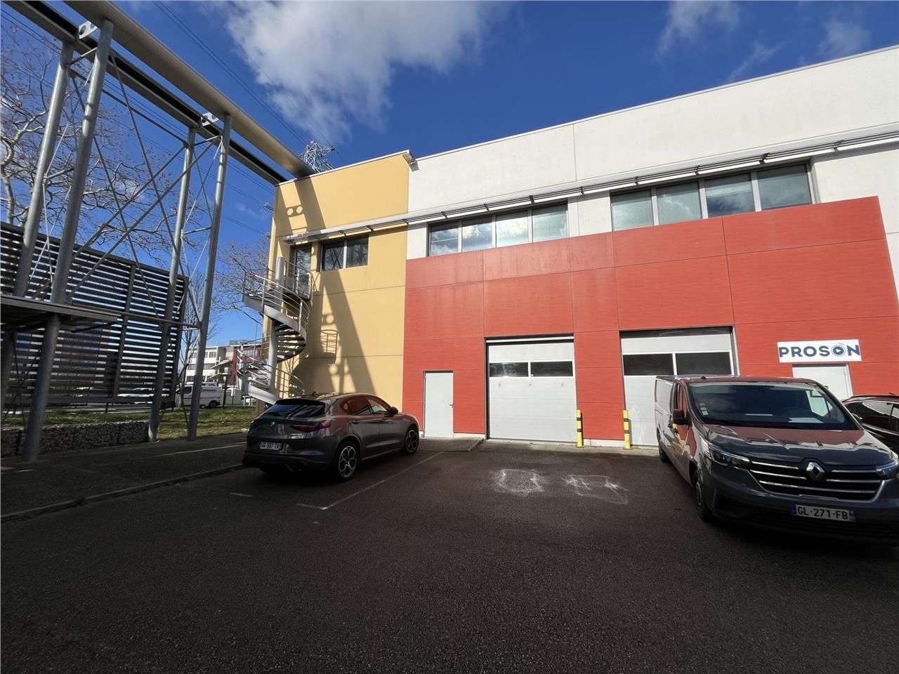 Découvrez ce local d'activités à la location situ