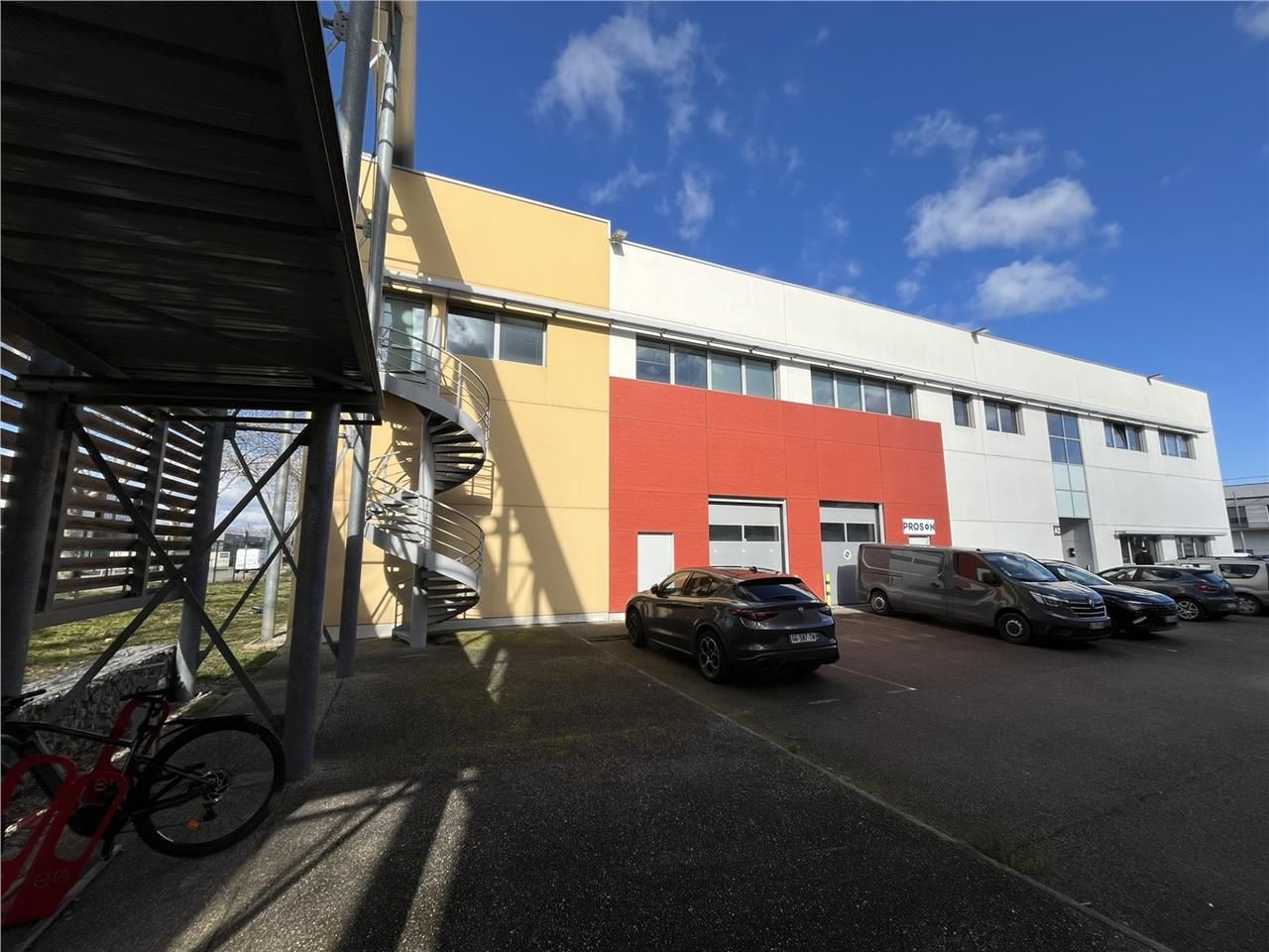 Découvrez ce local d'activités à la location situ