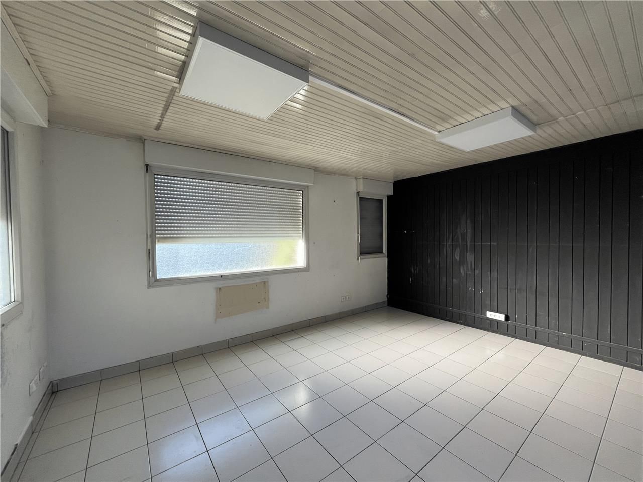 Découvrez ce local d'activités à la location situ