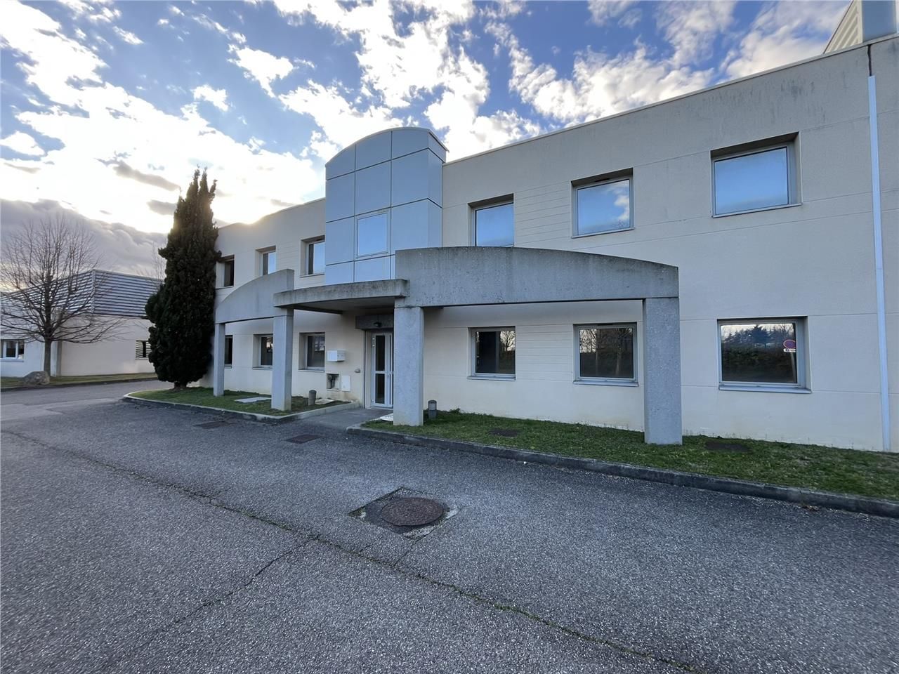 Découvrez ce bâtiment à louer idéalement situé à 