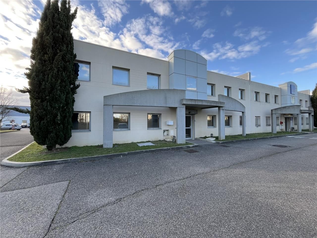 Découvrez ce bâtiment à louer idéalement situé à 