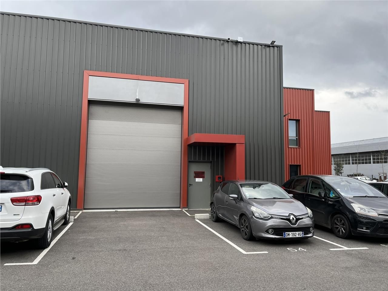 Bâtiment à louer à Chassieu, idéal pour vos activ