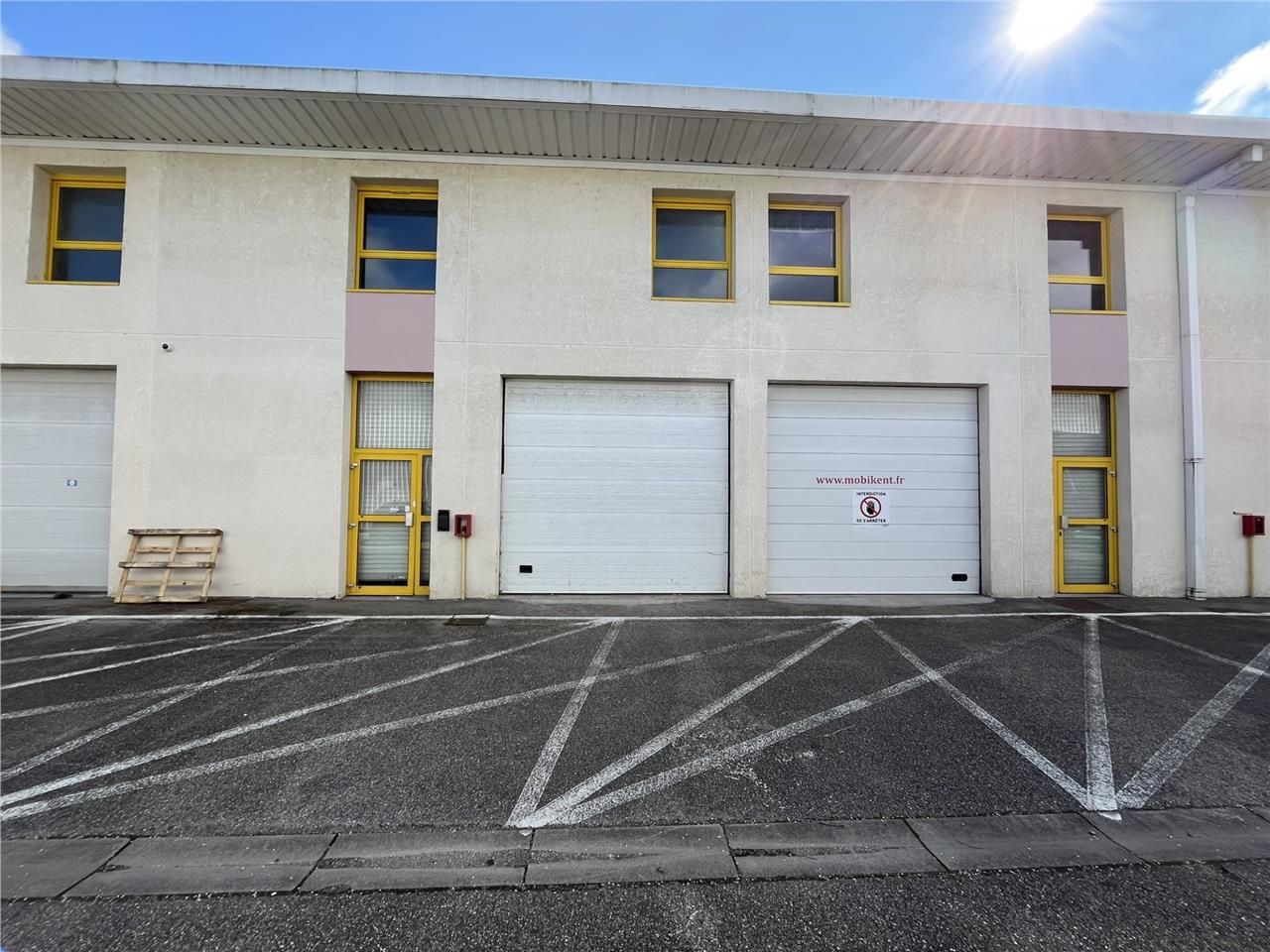 Découvrez ce local d'activités à la location situ