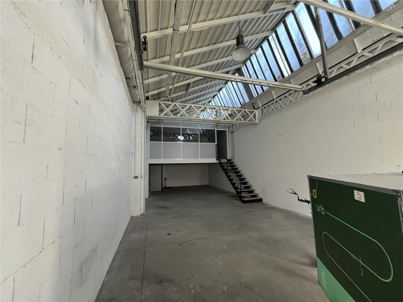 Découvrez ce local d'activités à la location situ