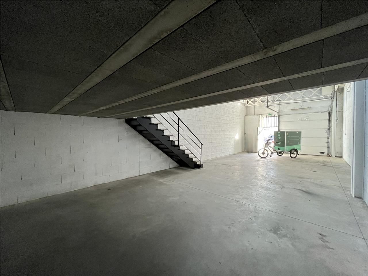 Découvrez ce local d'activités à la location situ