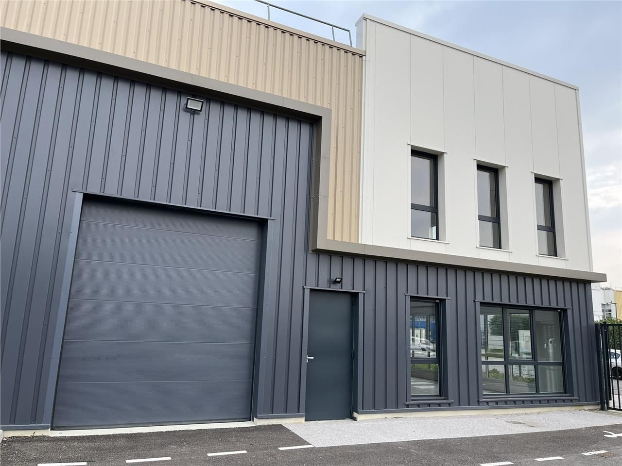 Bâtiment à louer à Genay, idéalement situé à seul