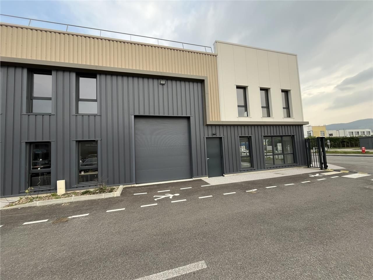 Bâtiment à louer à Genay, idéalement situé à seul