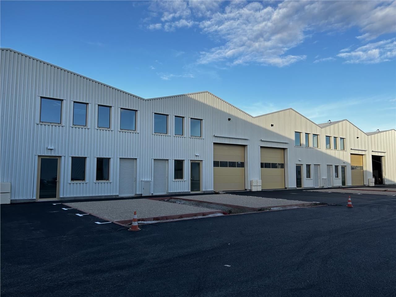 Découvrez ce bâtiment à louer idéalement situé à