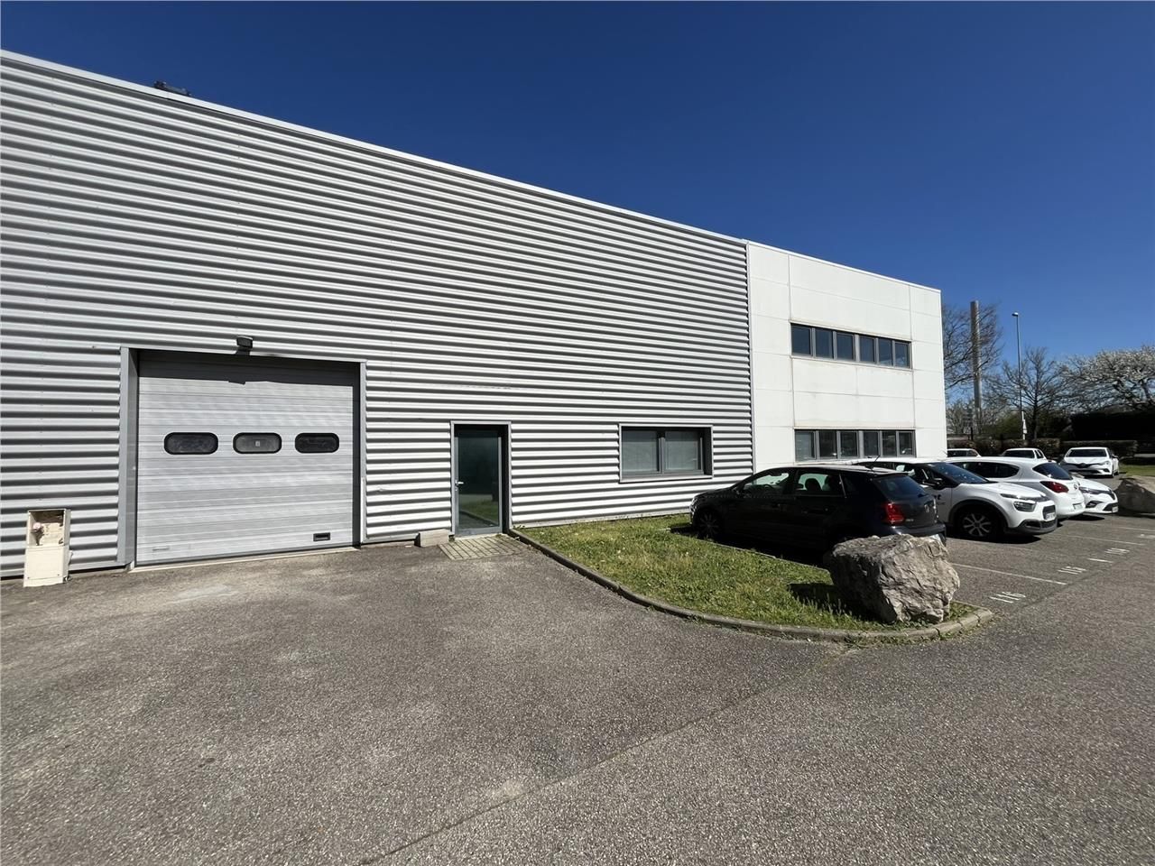 Bâtiment à louer à Décines-Charpieu, idéalement s