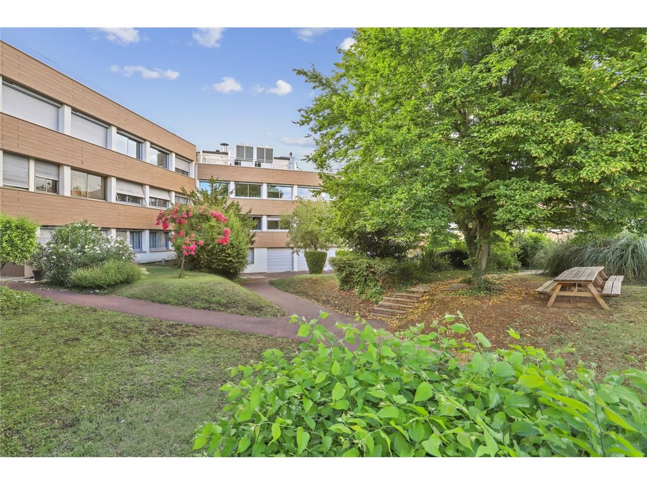 Situés au sein d'un environnement verdoyant et sé