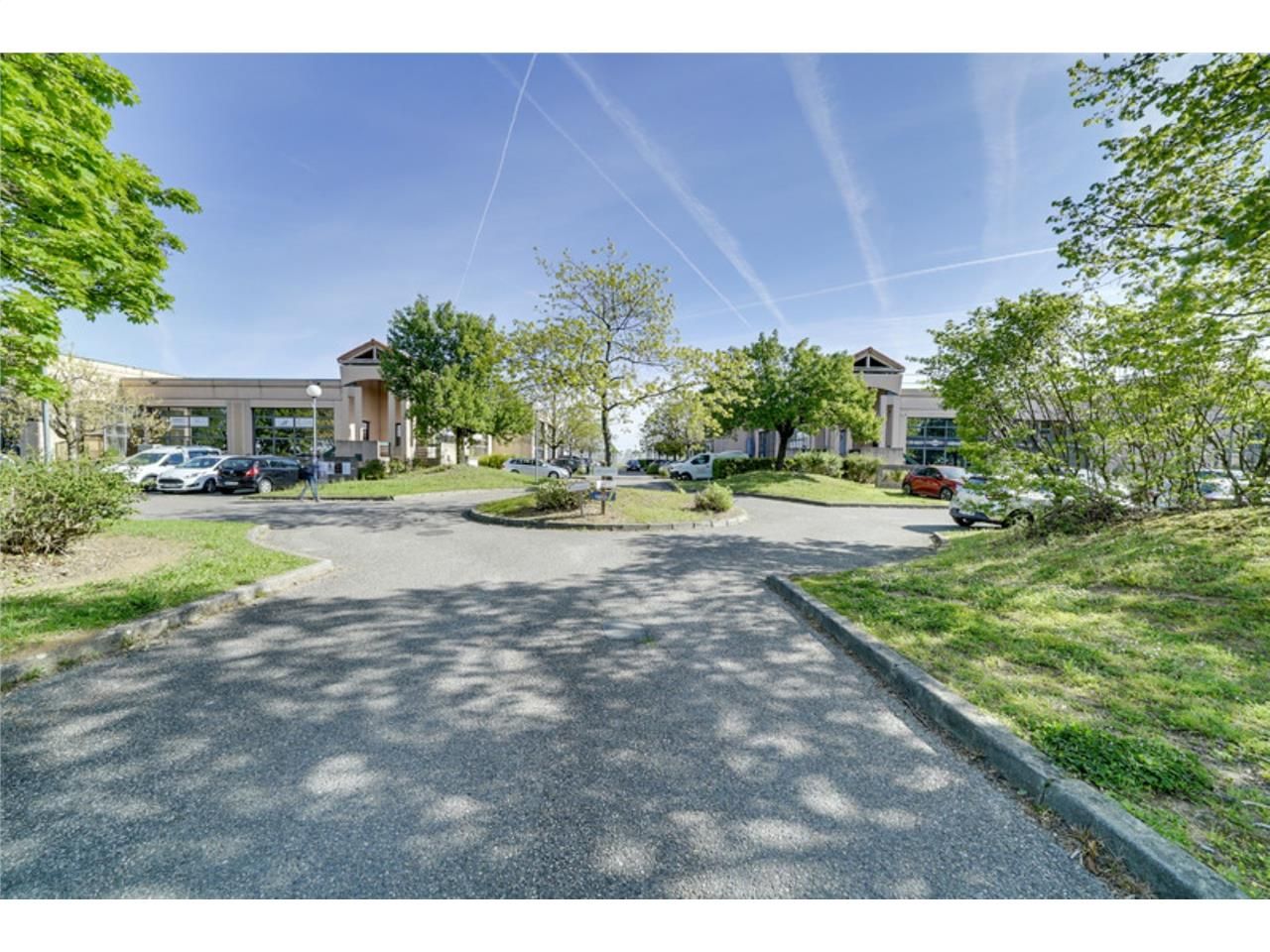 Situé au coeur du Parc du Chêne à Bron (69500), à