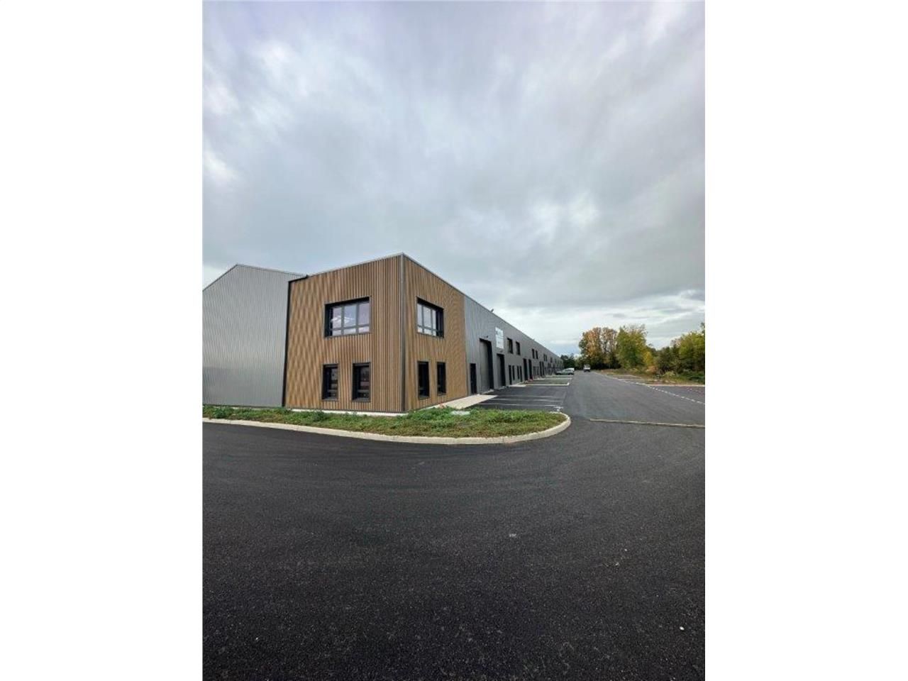 Situé au sein d'un parc d'activités à Bourgoin-Ja