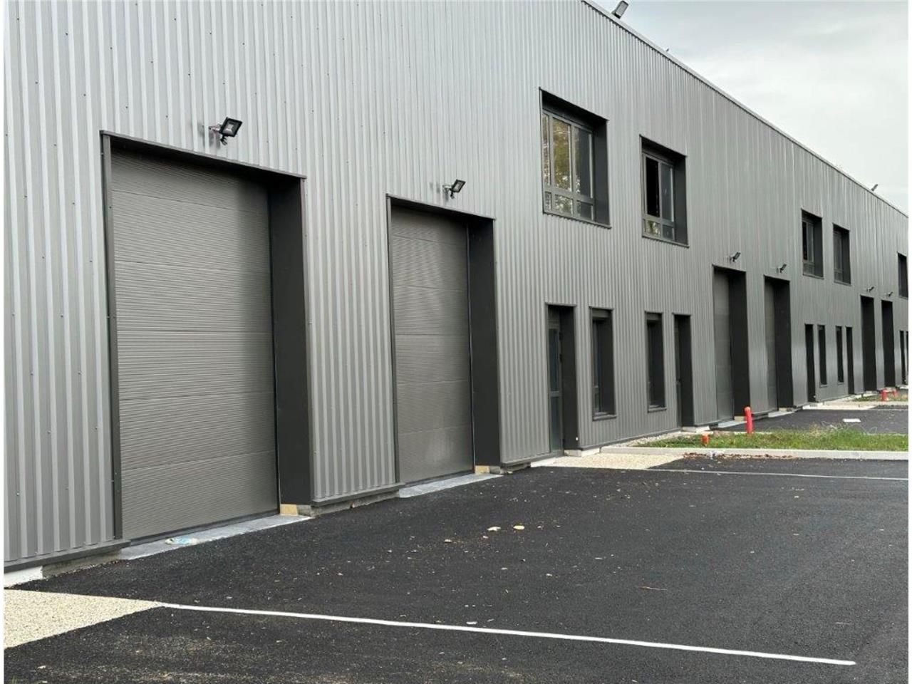 Situé au sein d'un parc d'activités à Bourgoin-Ja