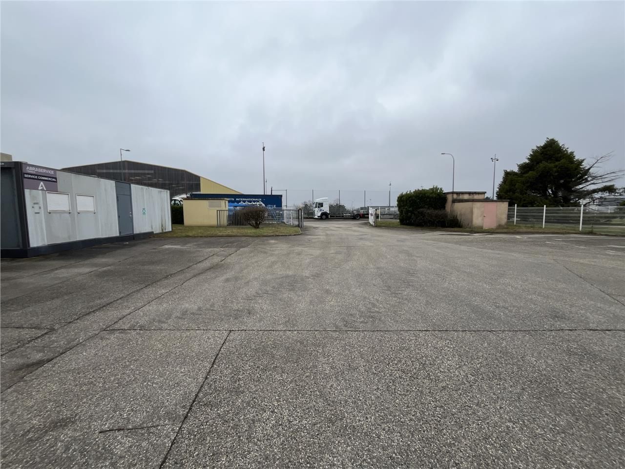 À louer au coeur de la ZI DE MEYZIEU (69330), un 