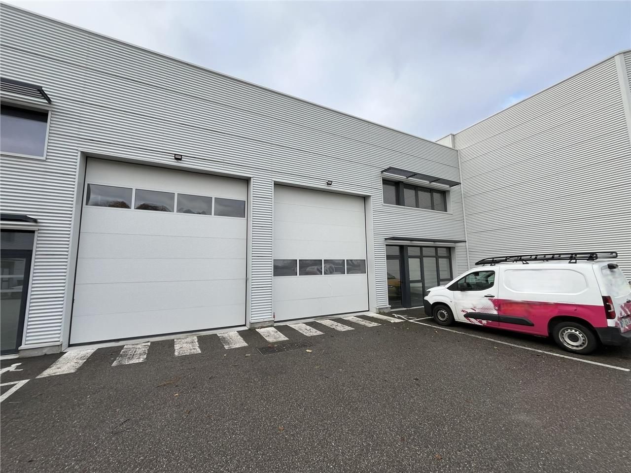 Situé à Genas, au coeur de la dynamique zone indu