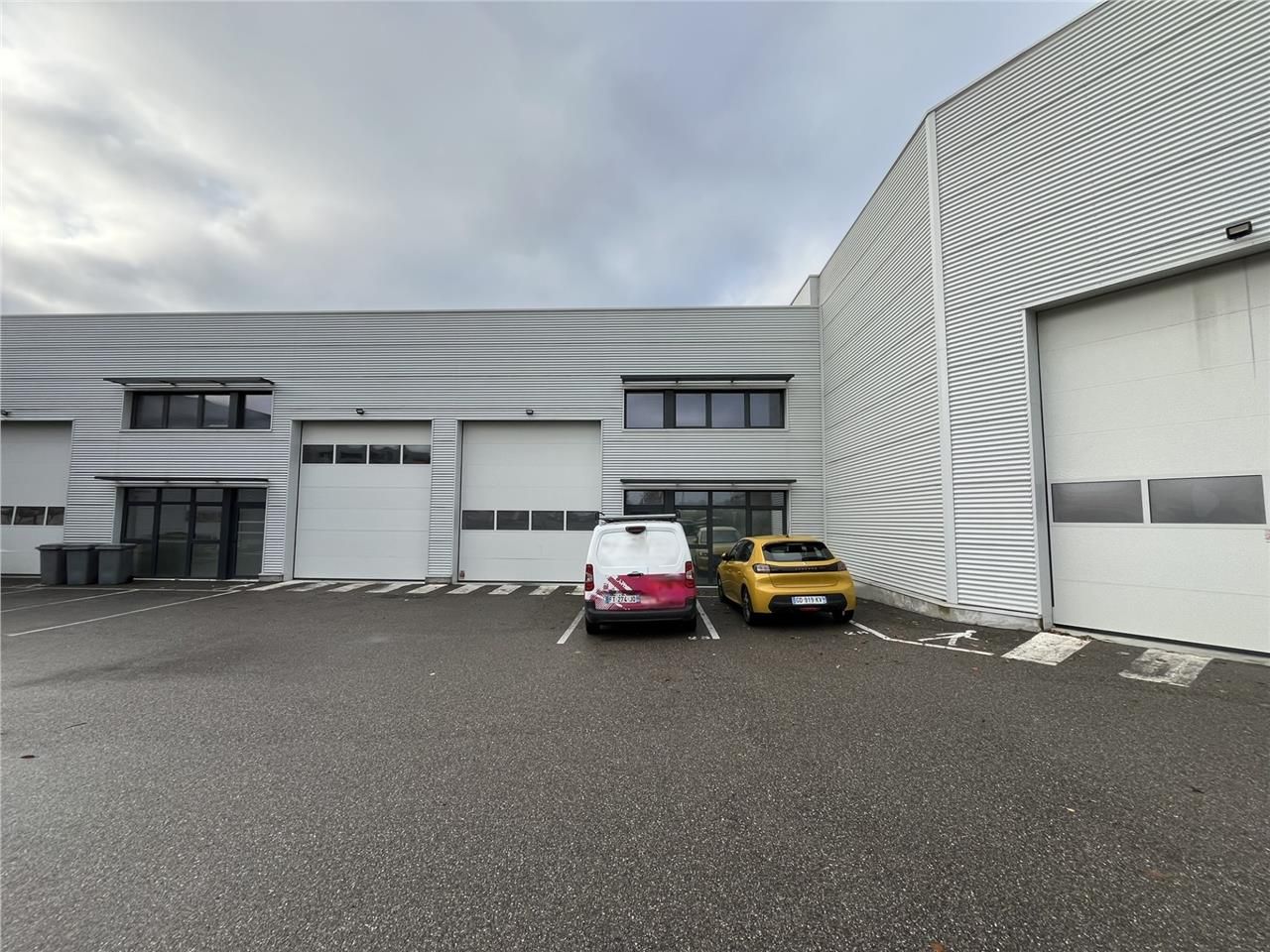 Situé à Genas, au coeur de la dynamique zone indu