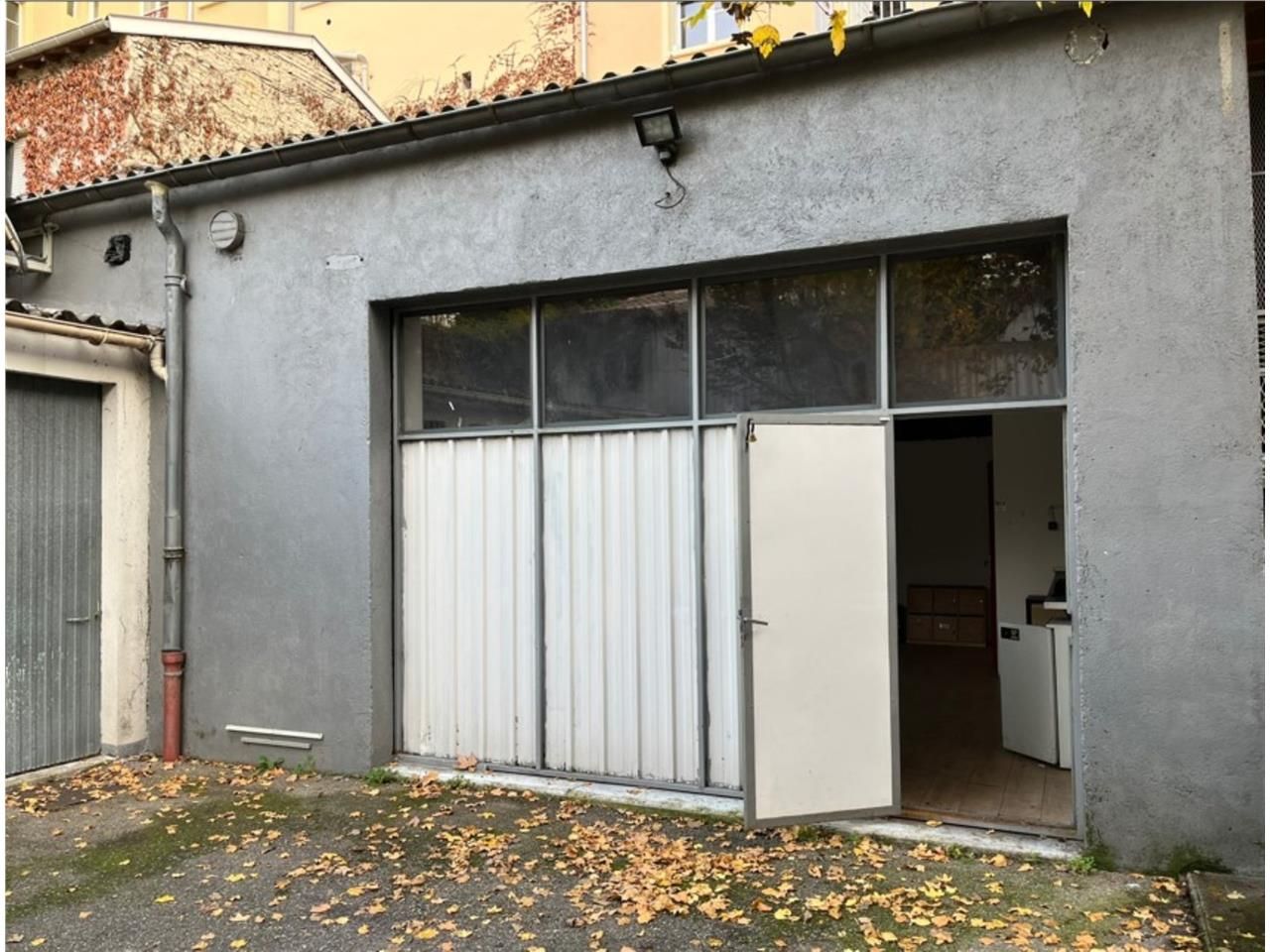 Découvrez ce local d'activités à la location de 1