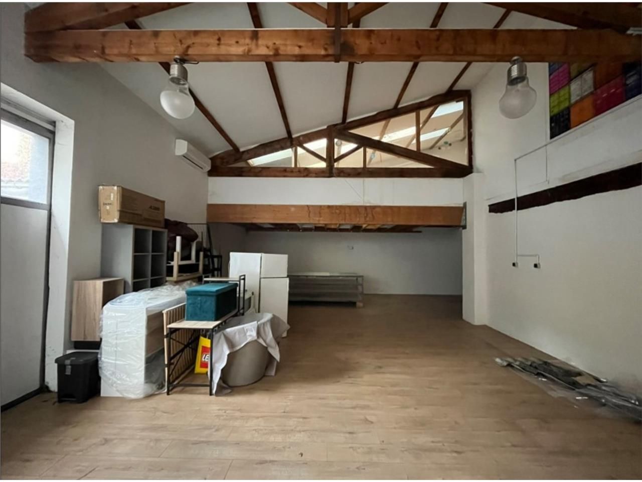 Découvrez ce local d'activités à la location de 1