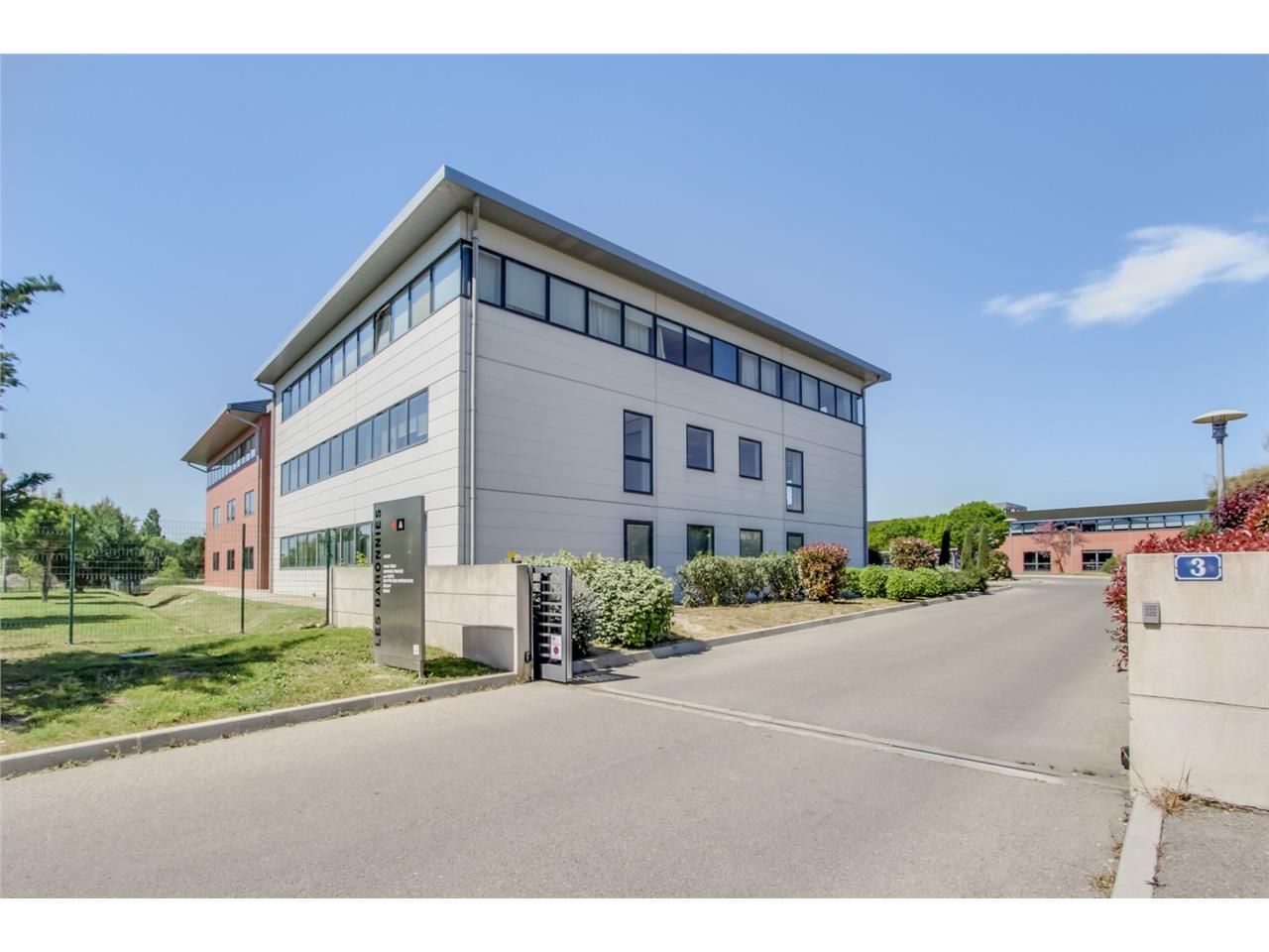 LES BARONNIES - bureaux à vendre ou à louer - Ma