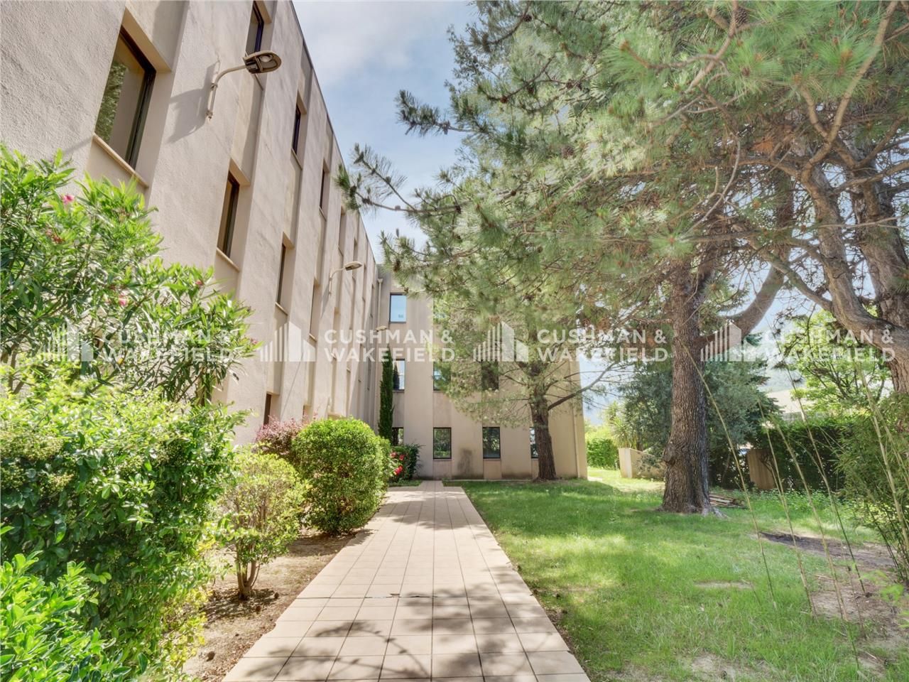 Situé au coeur de la ZI des Paluds à Aubagne, ce 