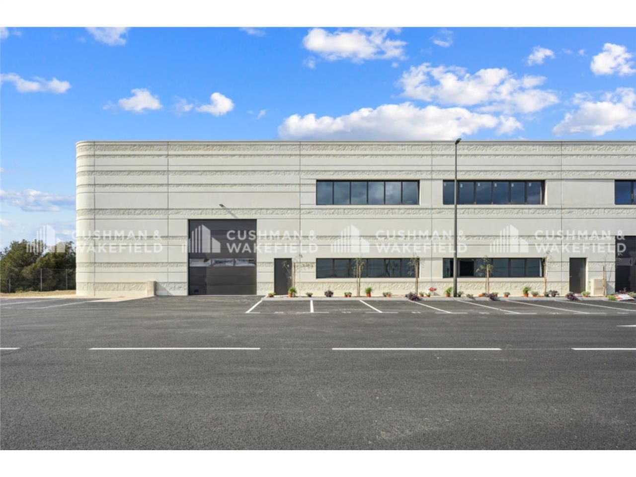 RARE SUR LE SECTEUR - A louer local d'activités  