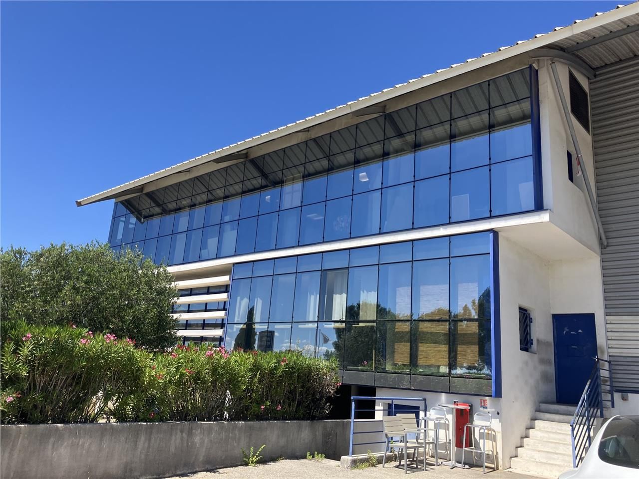 Découvrez cet entrepôt de très belle qualité à l