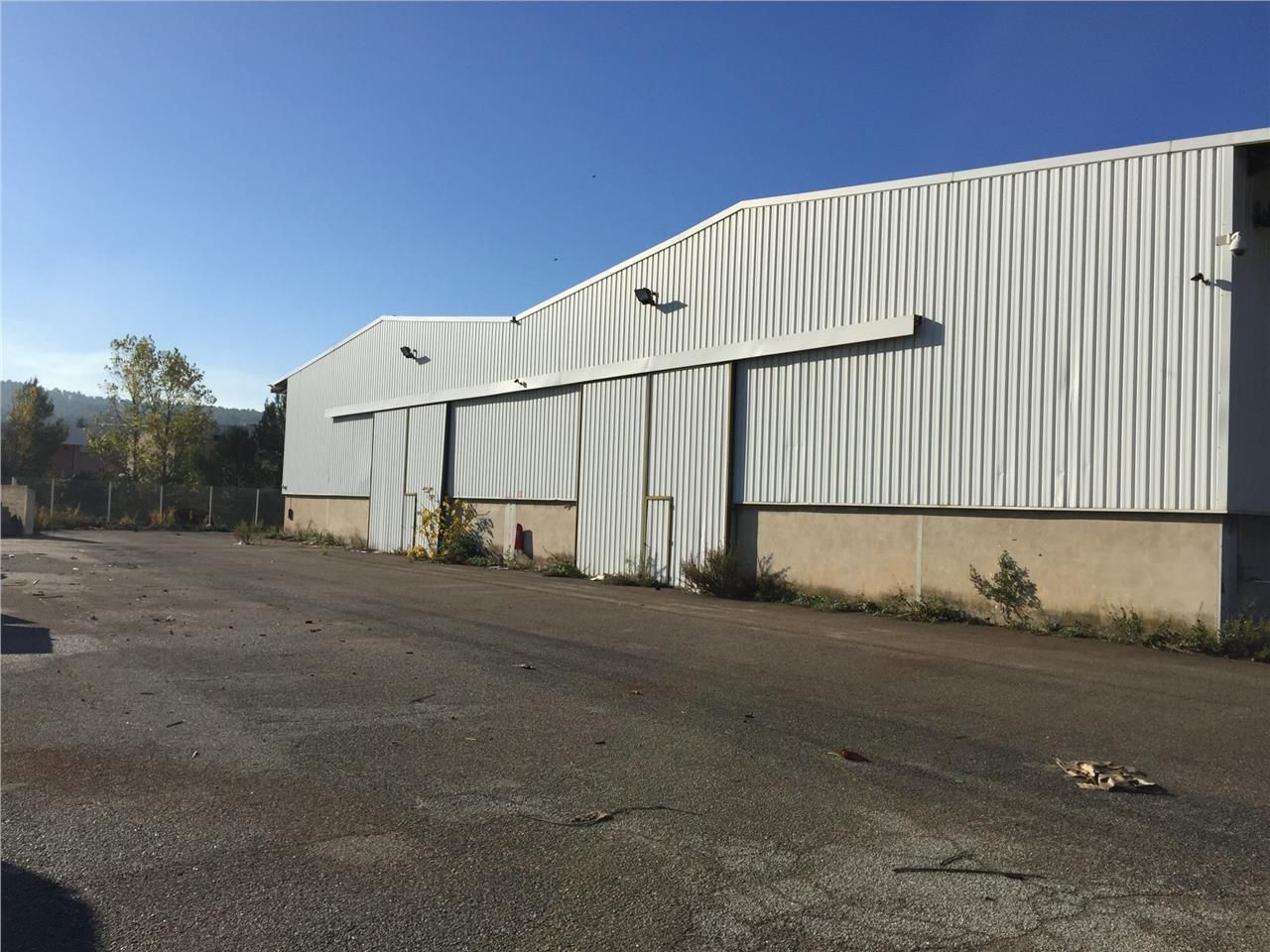 À LOUER - Entrepôts & Showroom divisibles avec vi