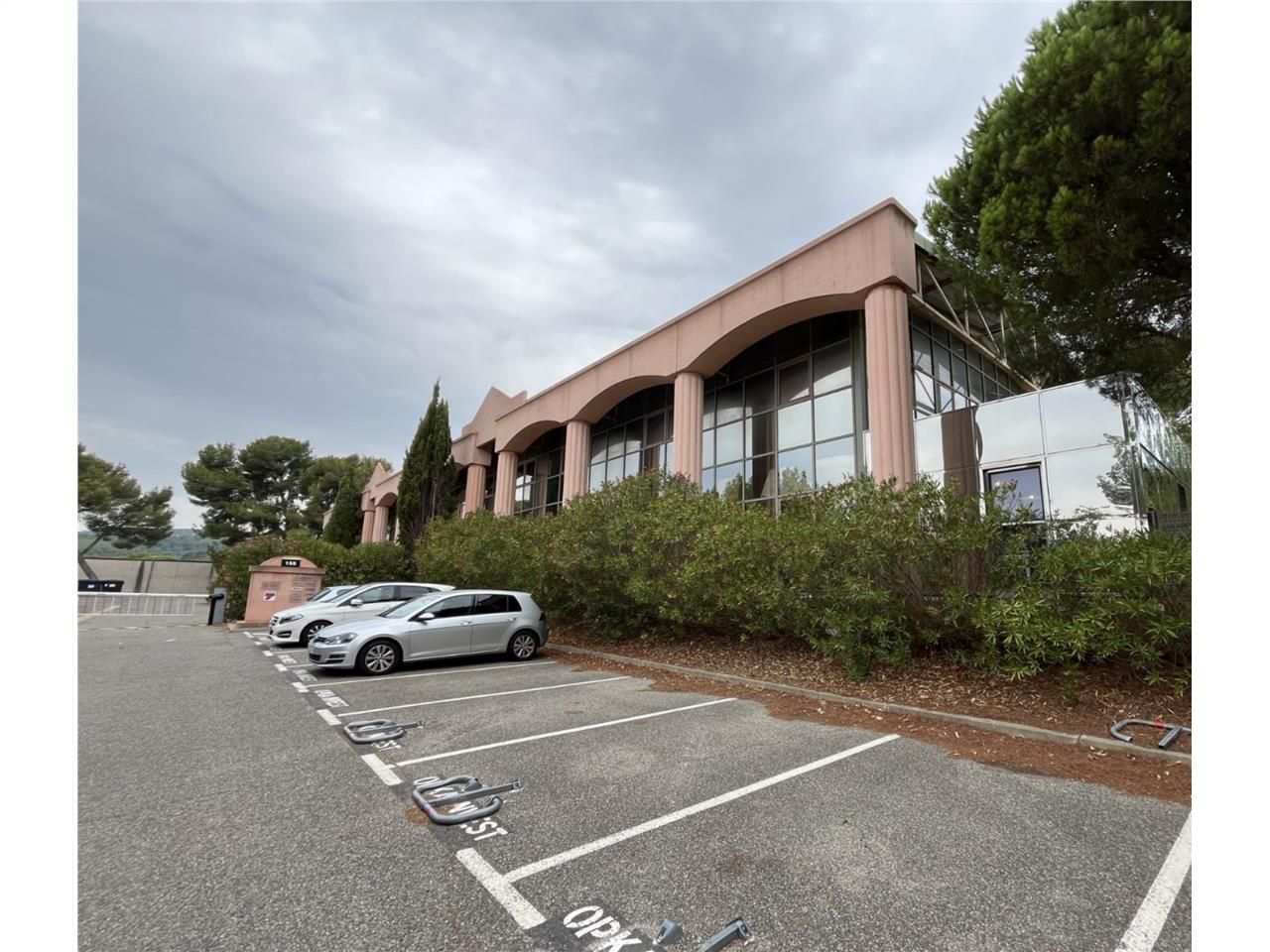 À louer, bureaux lumineux de 240 m² non divisible