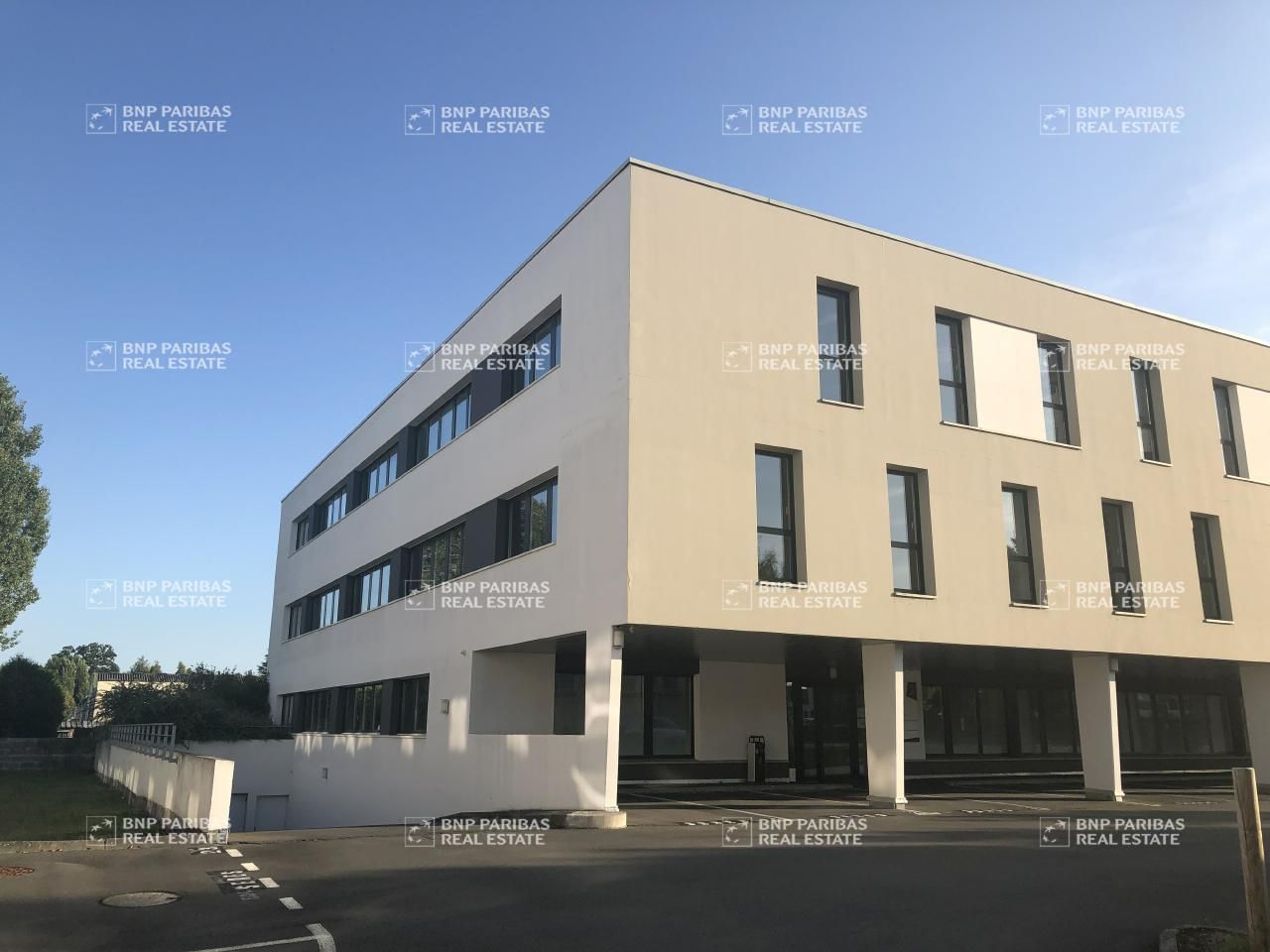 1696.43 m² pour ce bureaux en location à Saint-grégoire