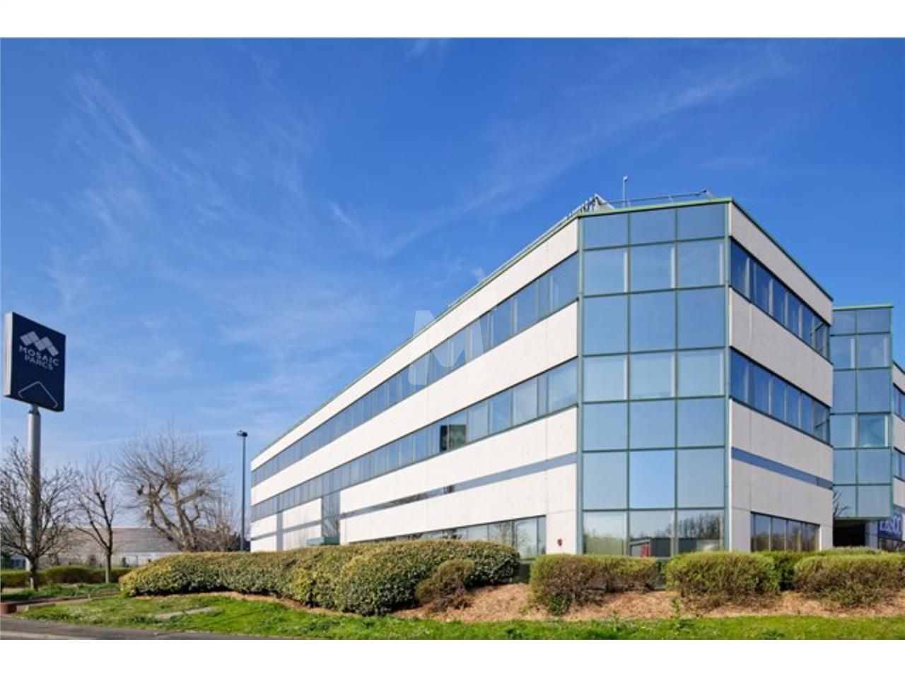 Dans un bâtiment visible depuis l'autoroute A6, n