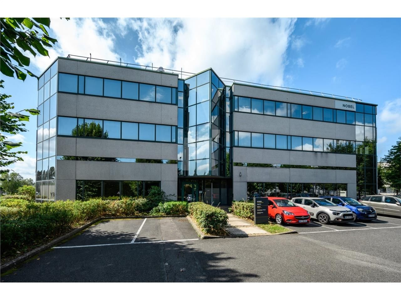 Dans un bâtiment visible depuis l'autoroute A6, n