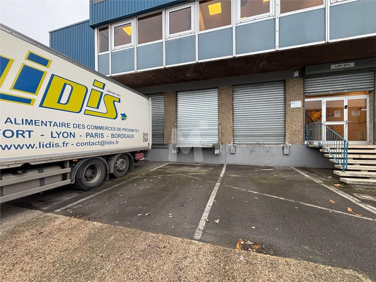 En bordure de l'autoroute A10 et de la RN 20, dan