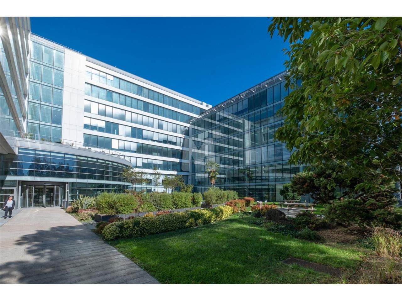 En façade de l'A106, dans un ensemble de bureaux