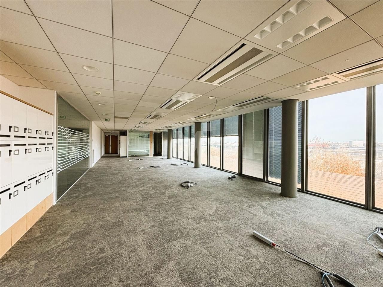 En façade de l'A106, dans un ensemble de bureaux 