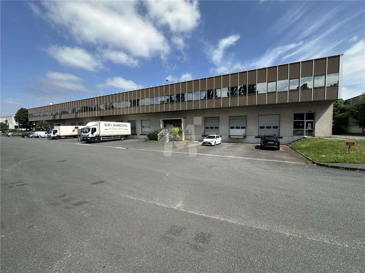 A proximité de l'autoroute A10 et de la Nationale