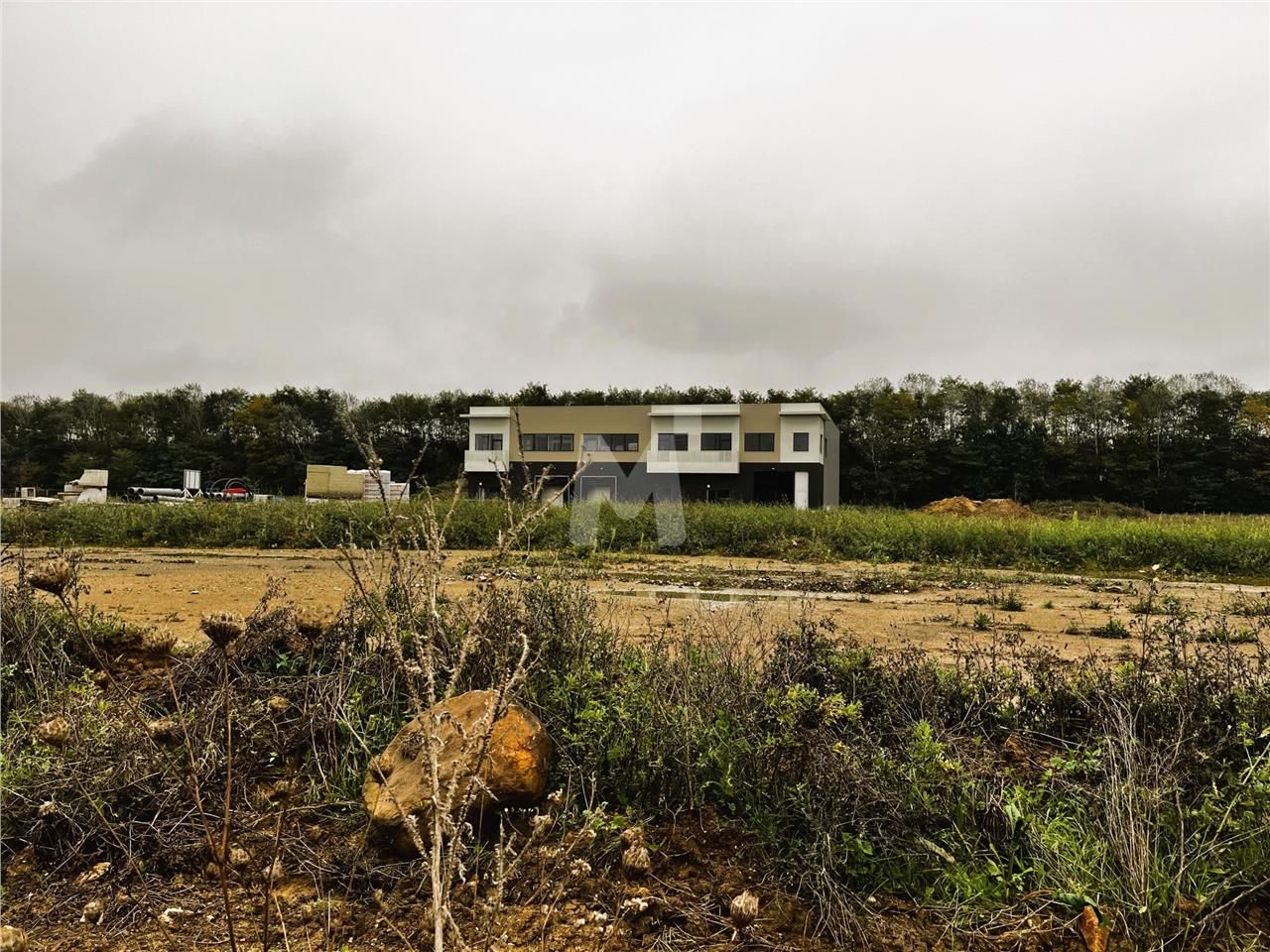 Dans la Zone d'activité de la Clef-Saint-Pierre, 
