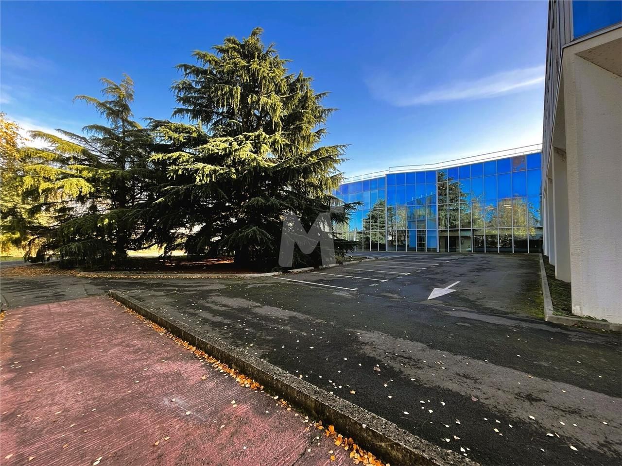 Dans un ensemble immobilier clos situé à proximit